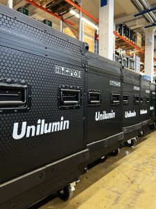 Die schwarzen Flightcases der Unilumin URMIII 03 BF, aufgereiht im Lager von audio+frames